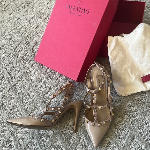 Valentino Garavani Shoes - VALENTINO 100MM ROCKSTUD T STRAP PUMP POUDRE size 36.5